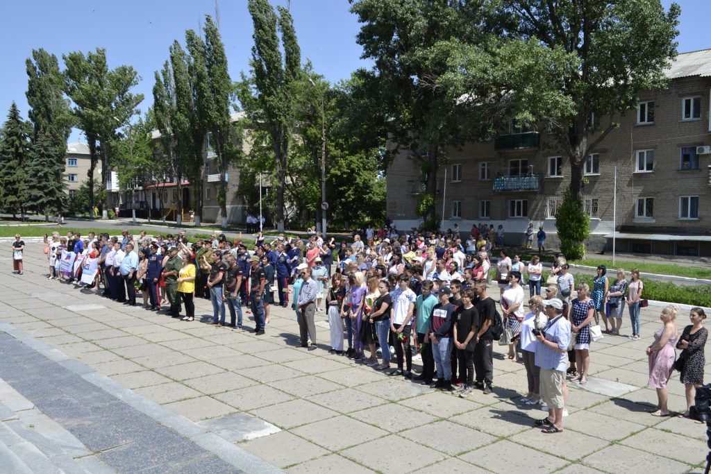 Ровеньки митинг Начало войны 2021 01