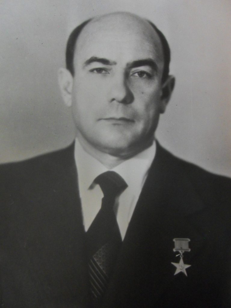 1. Апайков Геннадий Александрович