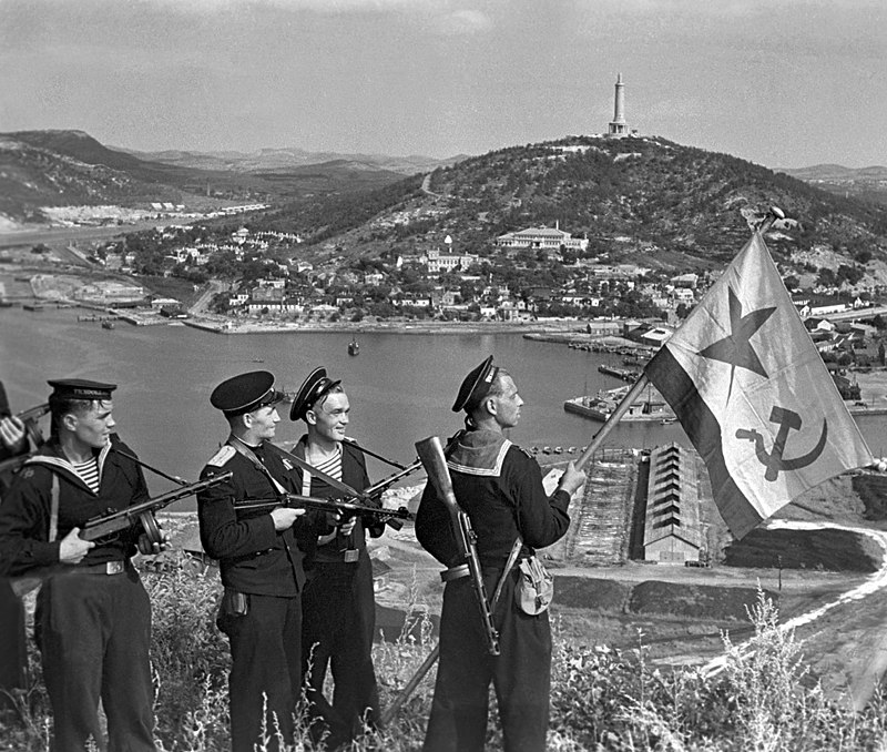 4. Моряки десантники Тихоокеанского флота водружают флаг над Порт Артуром